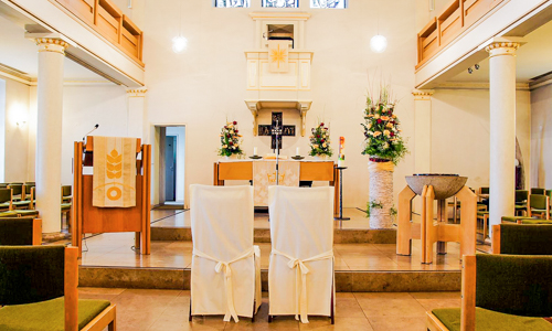 Sulzgrieser Kirche mit Hochzeitsdekoration, Blumen Esslingen, Hochzeit